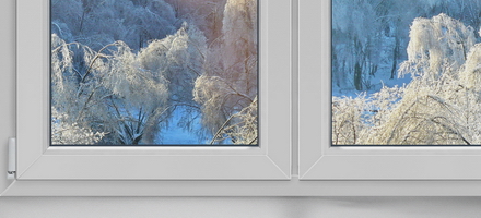 Пластиковое окно с зимним пейзажем